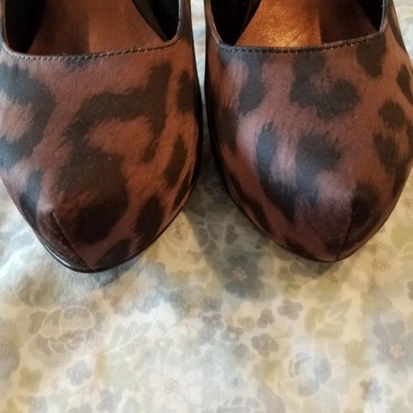 Privilege by Carlos Santana fabric brown leopard pumps - Picture 2 of 6